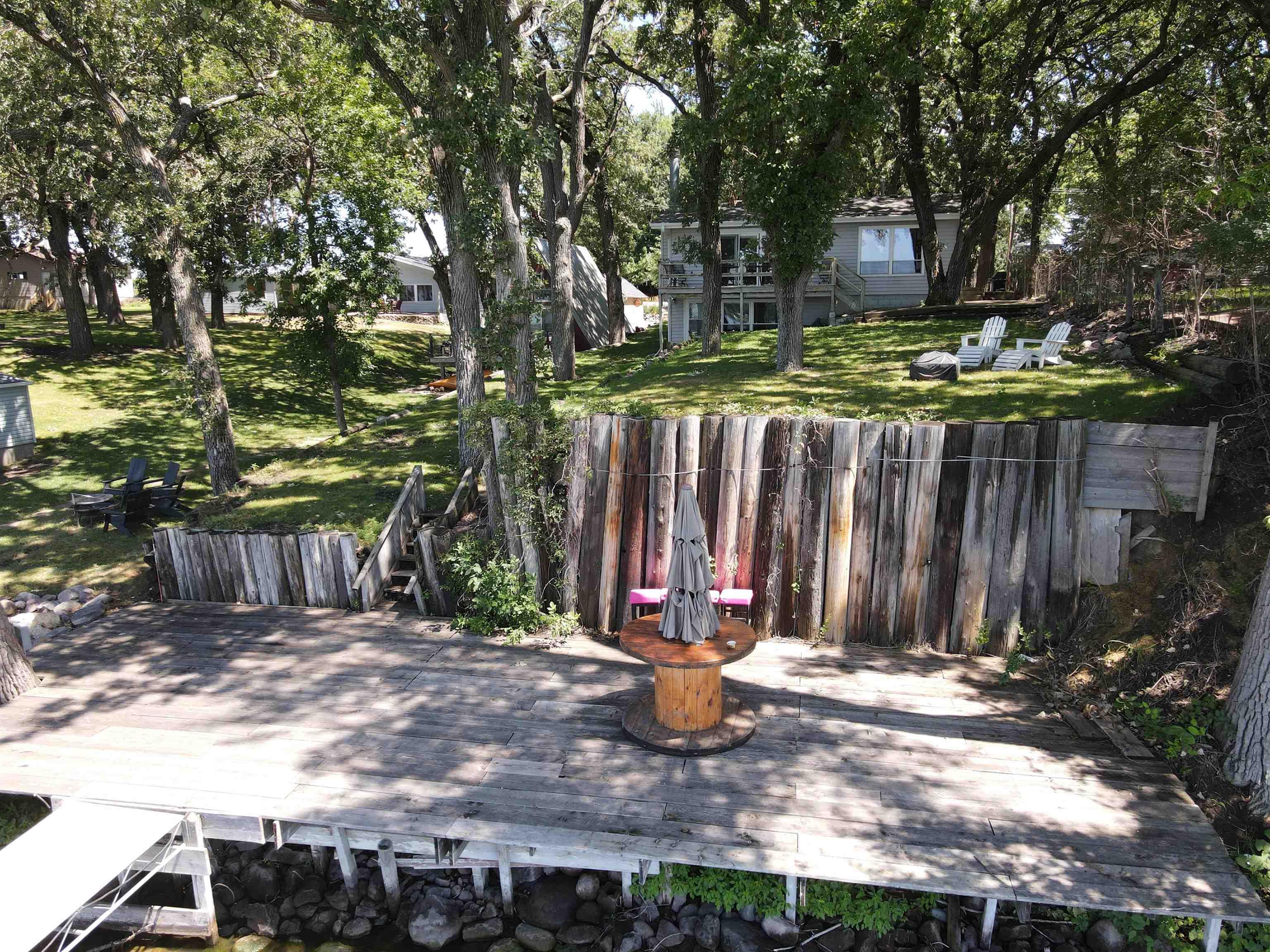 Image 3: Lakeside Deck