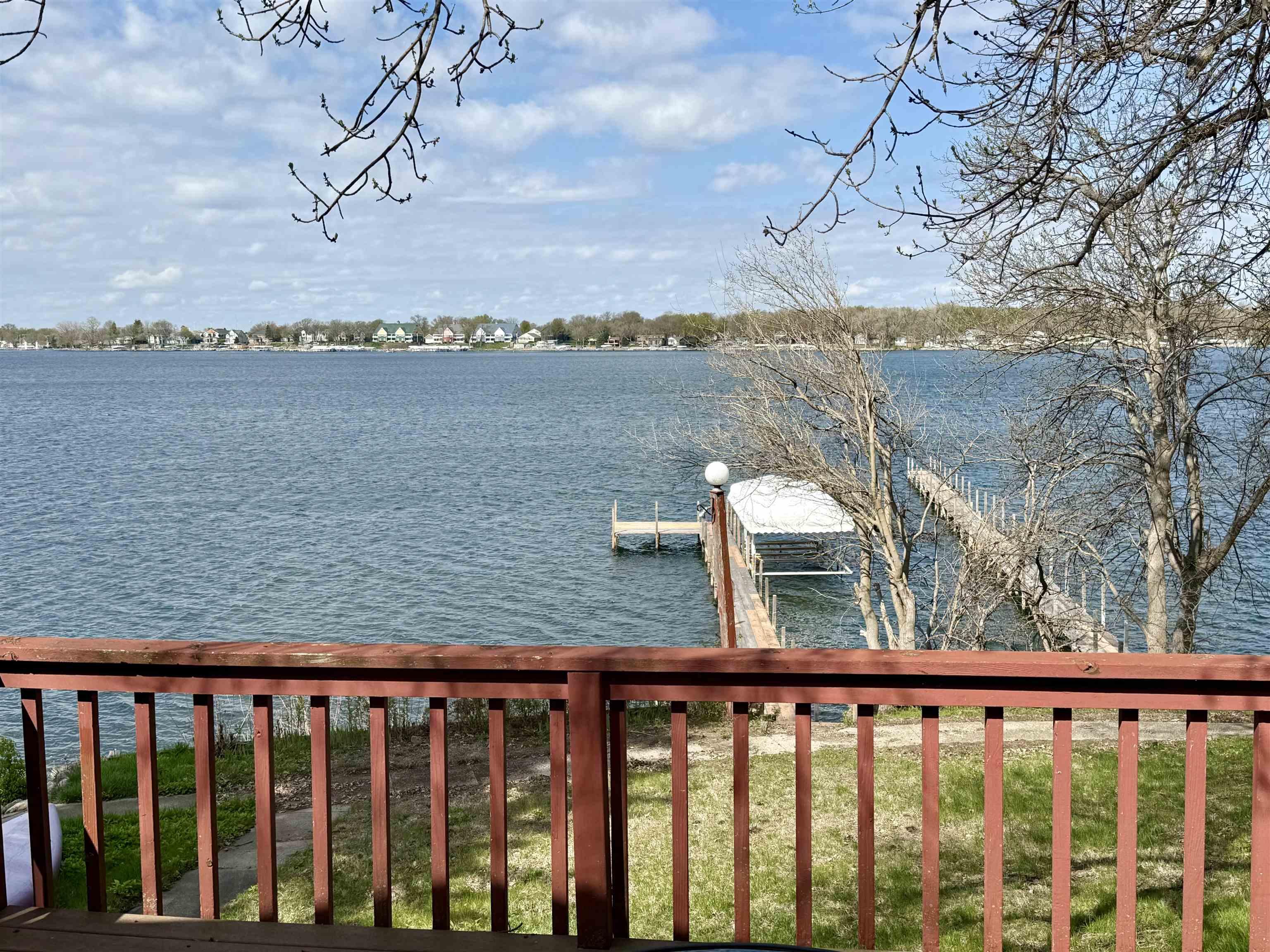 Image 3: Lakeside Deck