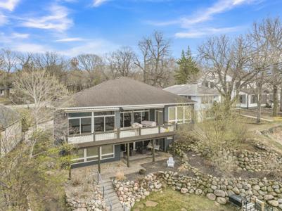 3907 Lakeshore