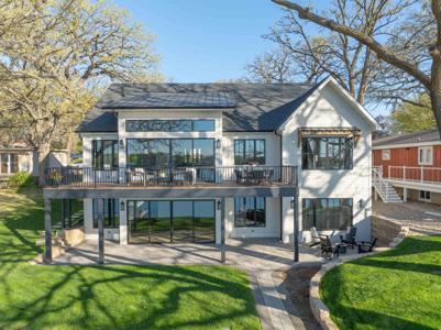 1205 Lakeshore