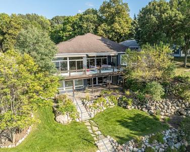 3907 Lakeshore