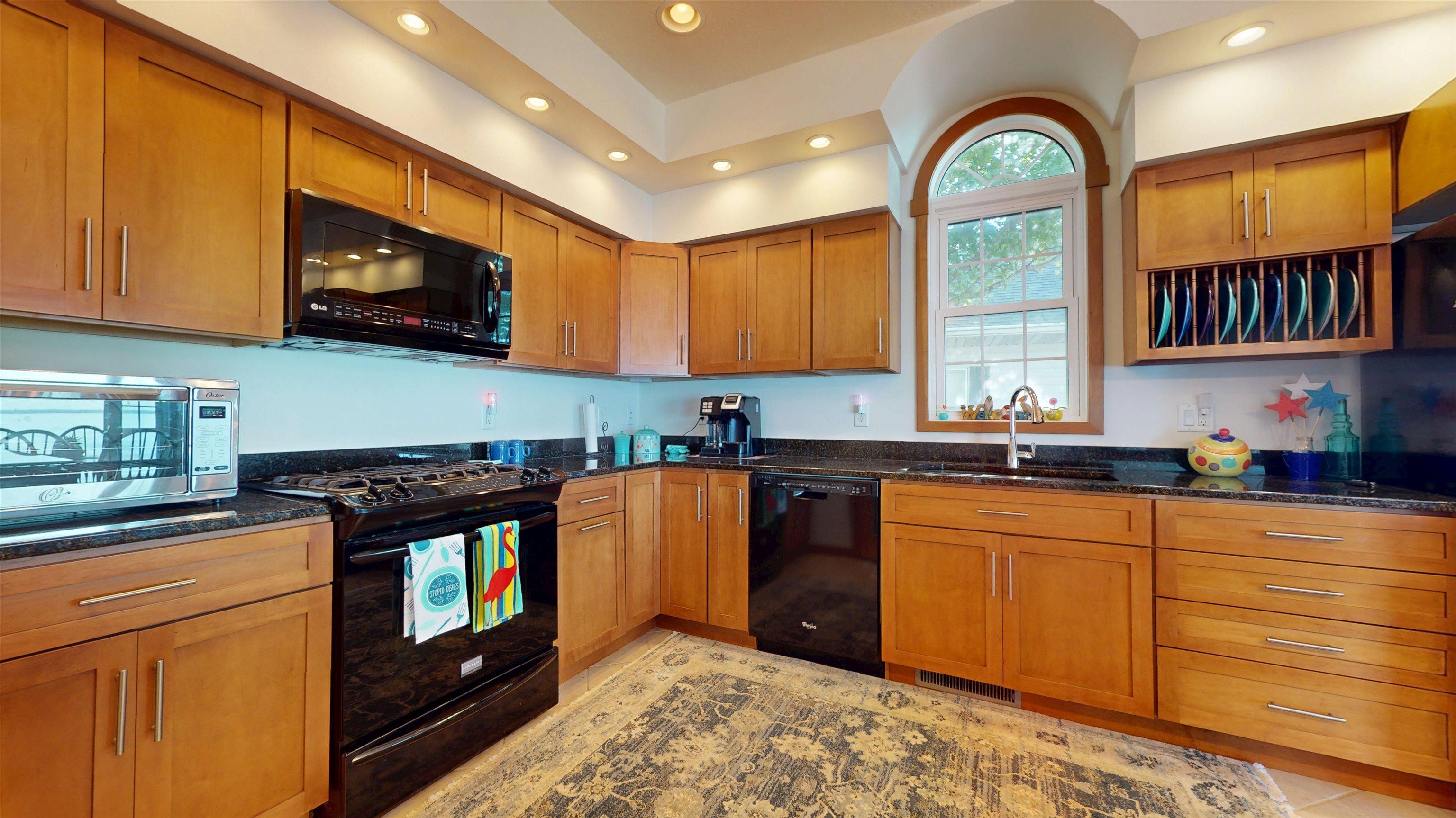 Image 3: kitchen