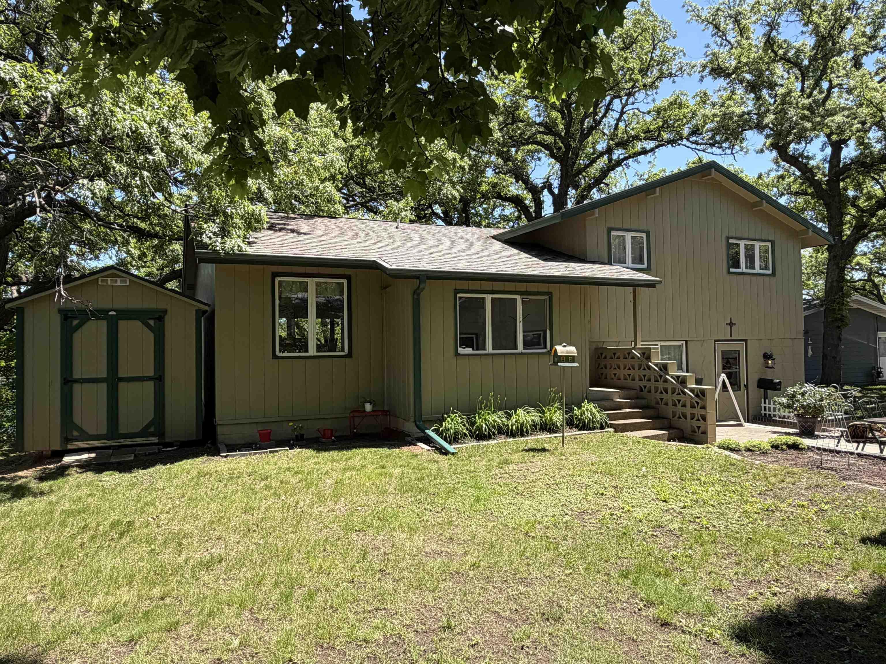 Image 2: Side Yard