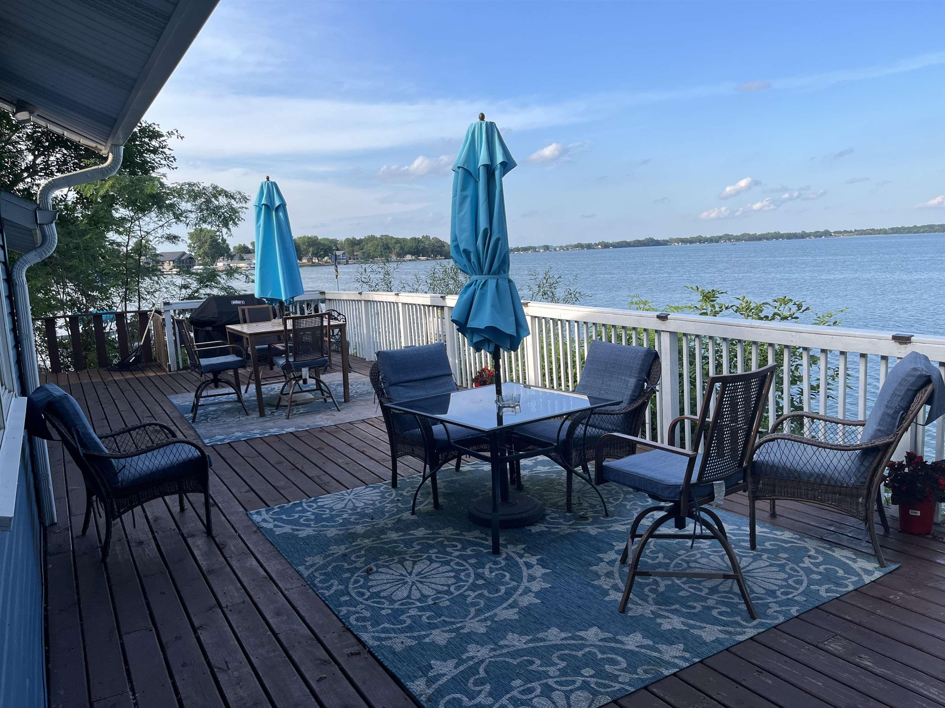 Image 3: Lakeside Deck