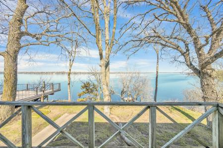 3903 Lakeshore