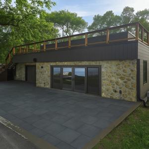 15211 Lakeview