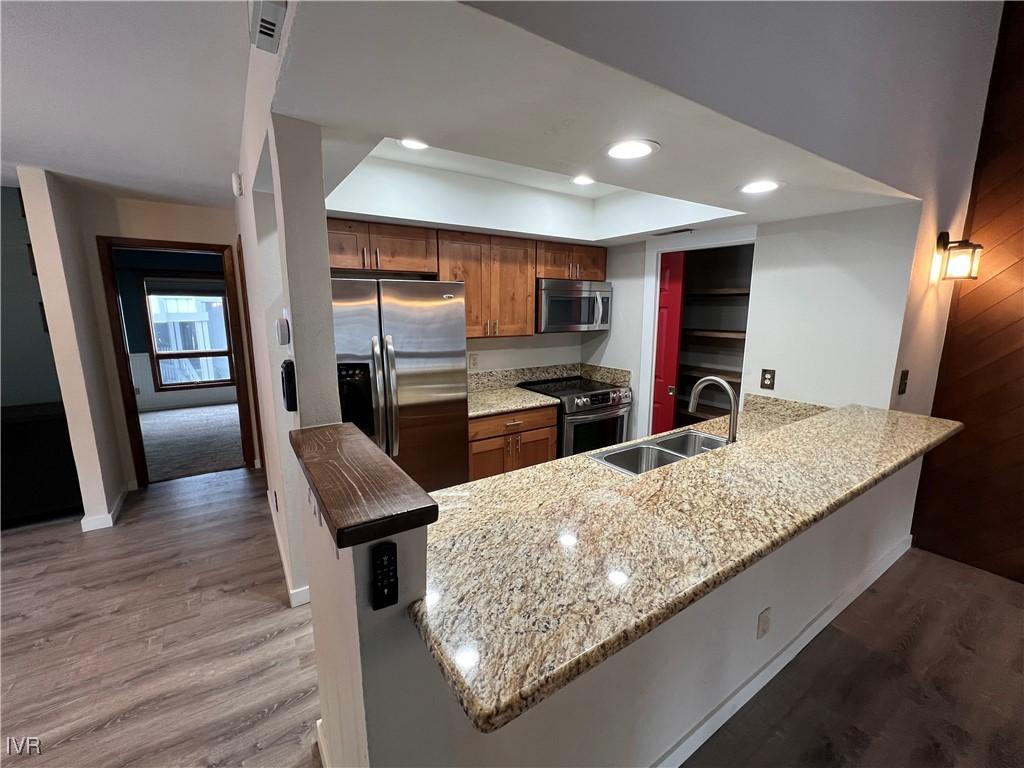Image 2: Kitchen with breakfast bar, granite counters, stai