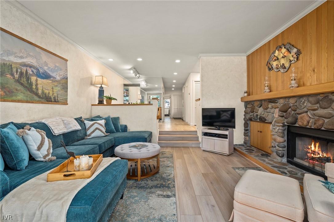 Image 3: Living room
