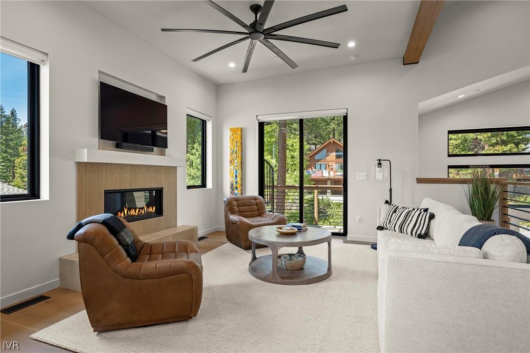 Image 4: Main living room
