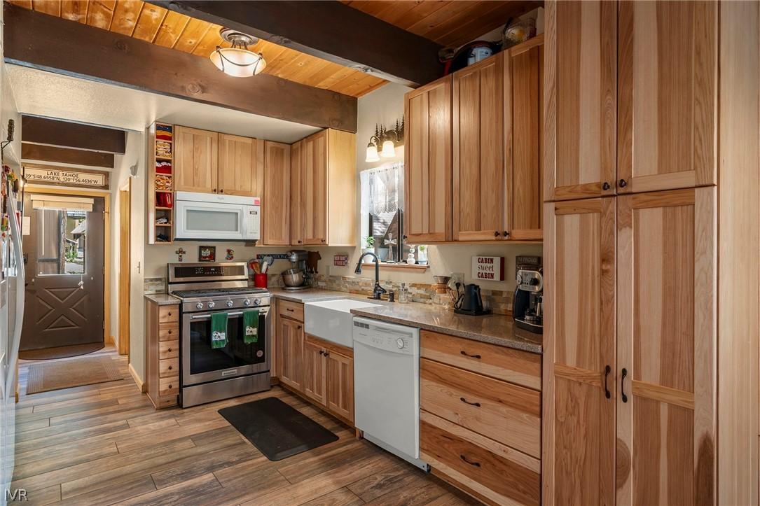 Image 3: Main Floor Kitchen