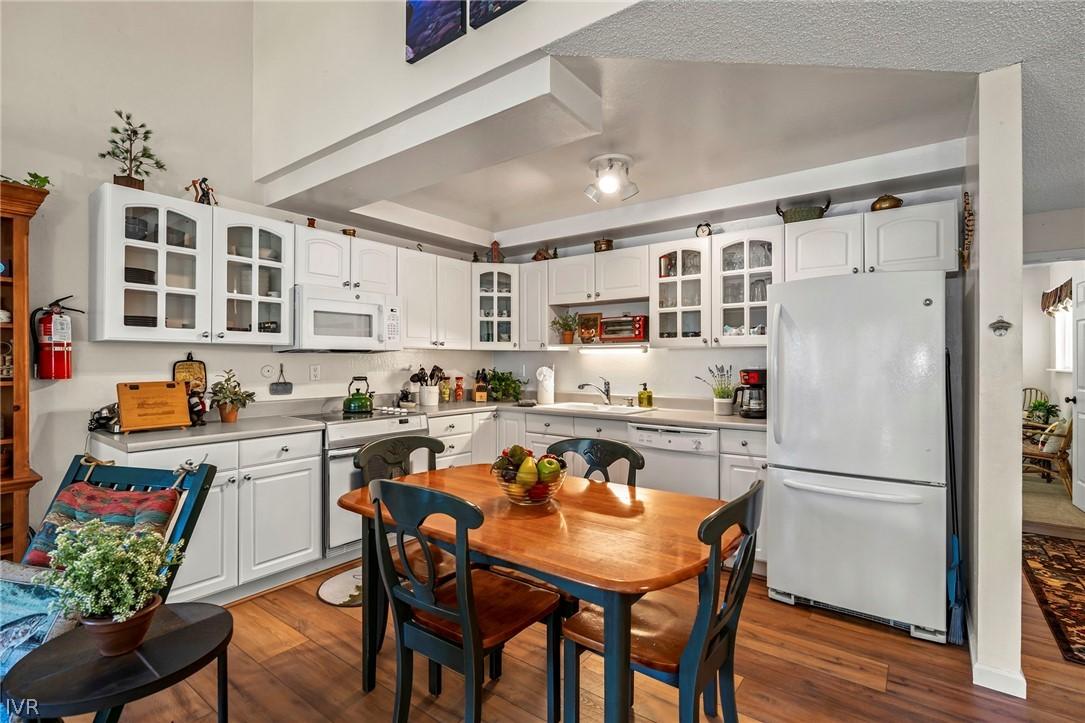 Image 4: Kitchen/Dining