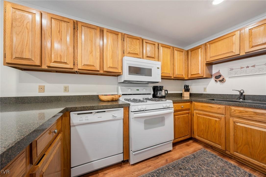 Image 2: Kitchen