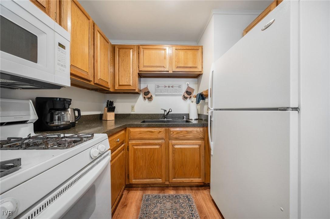 Image 3: Kitchen