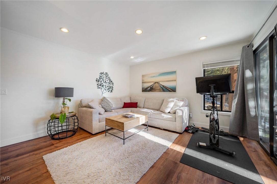 Image 4: Living Room