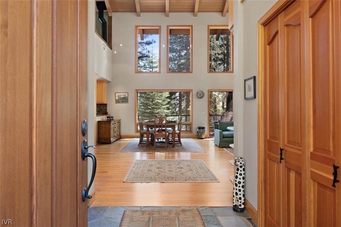 Image 4: Foyer