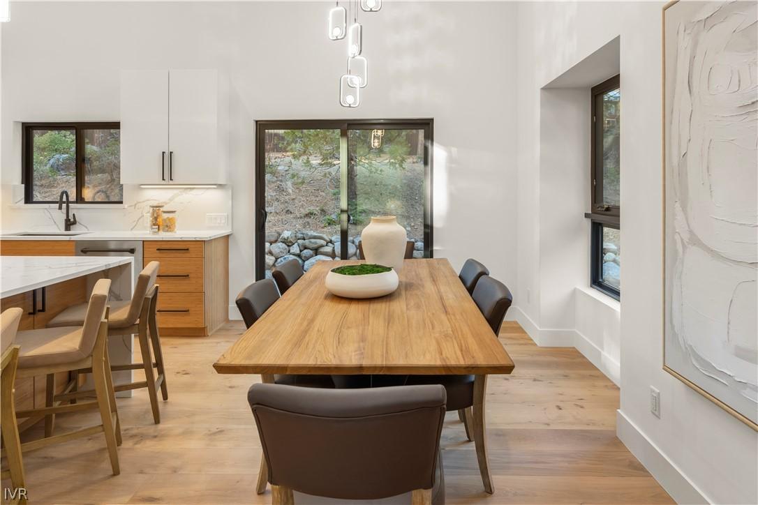 Image 4: Dining Area 1