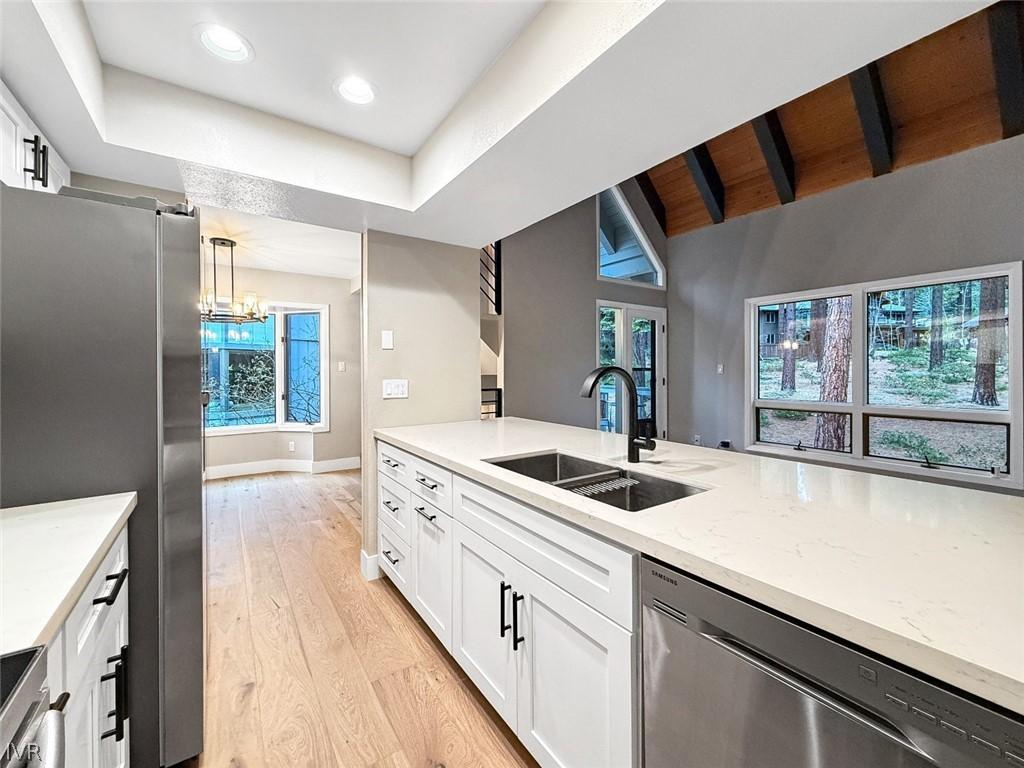 Image 4: Kitchen