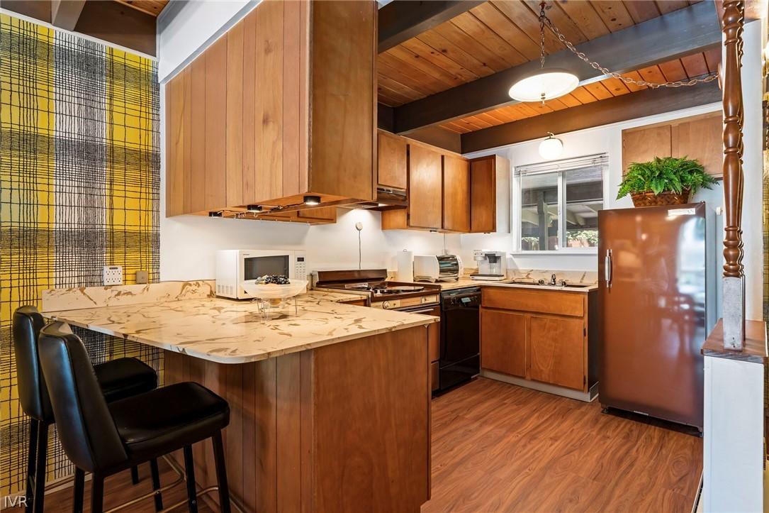 Image 3: Kitchen