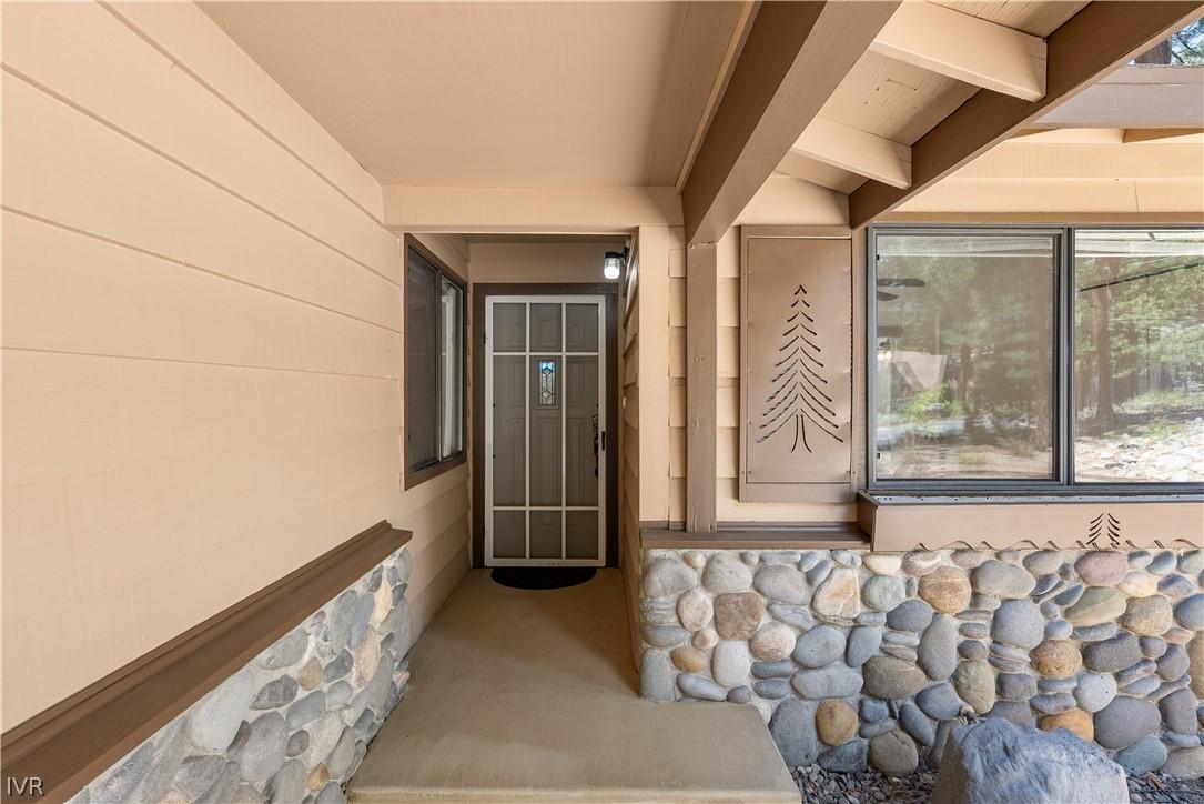 Image 4: Front entry