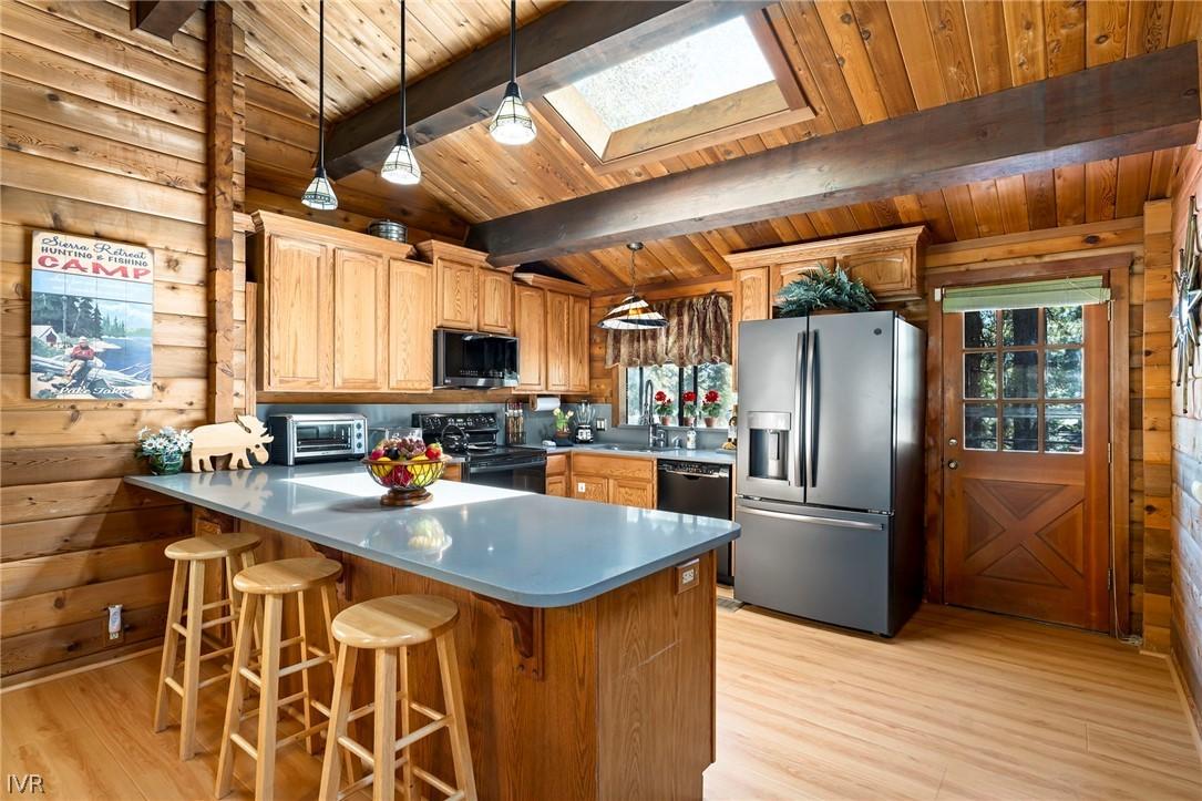 Image 3: Kitchen