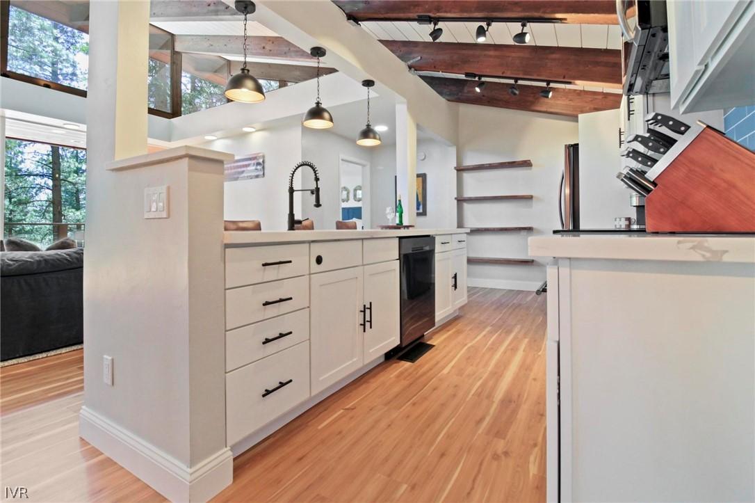 Image 4: Kitchen