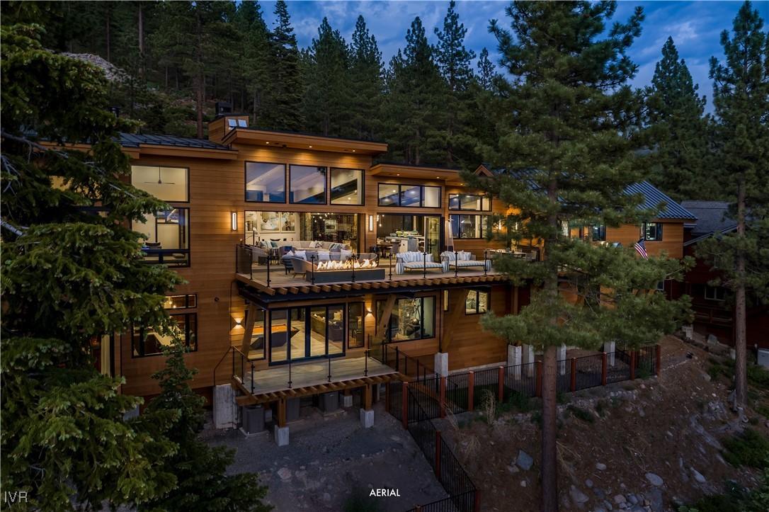 Image 3: Rear Exterior highlights the exceptional flow of a