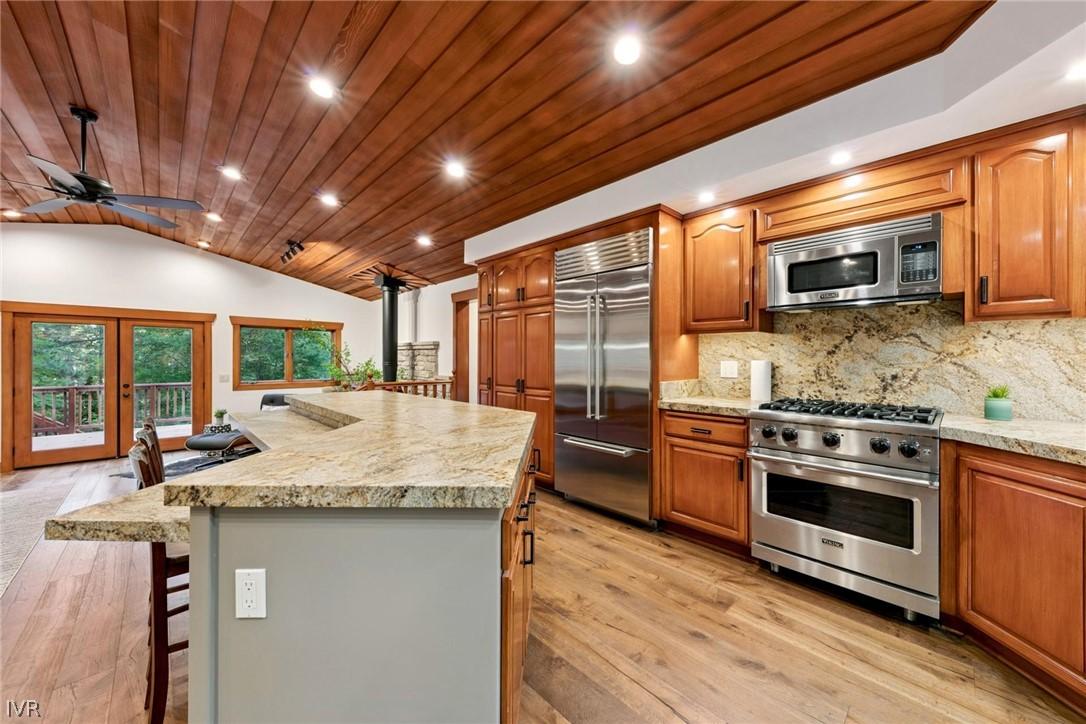 Image 4: Kitchen