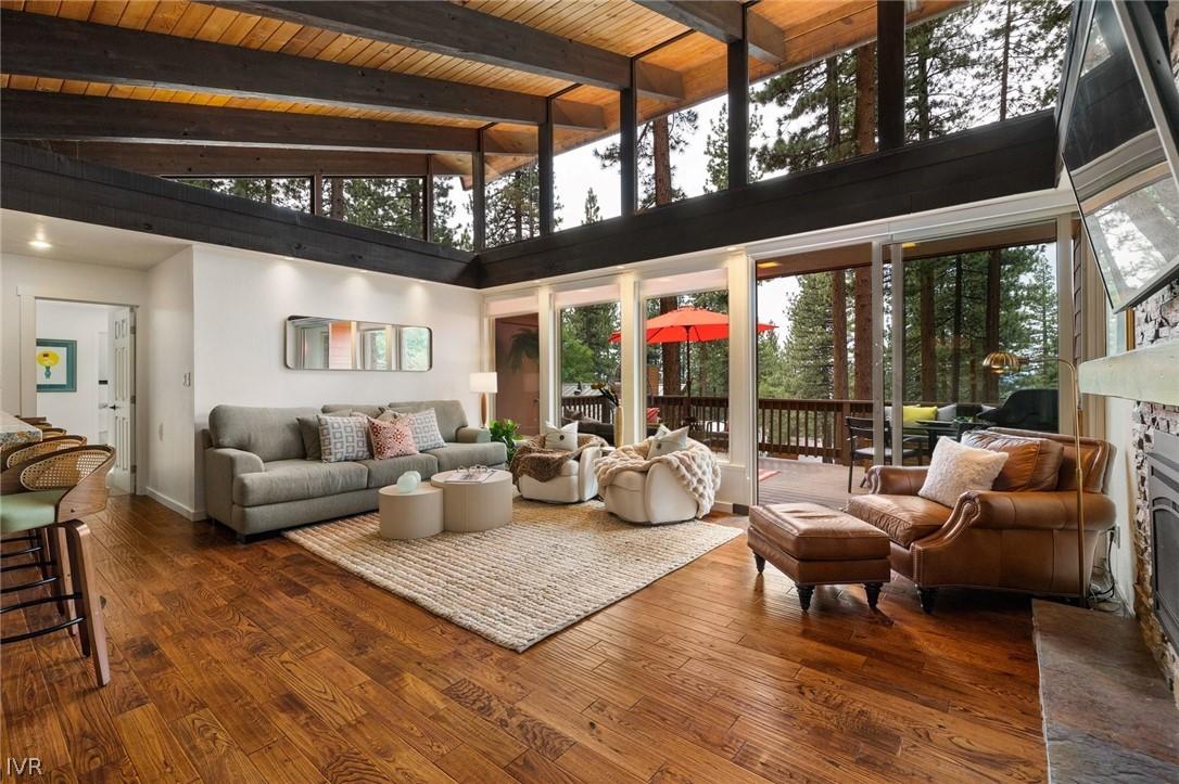 Image 4: Living Room