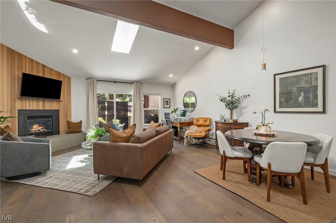 Image 4: Living Room
