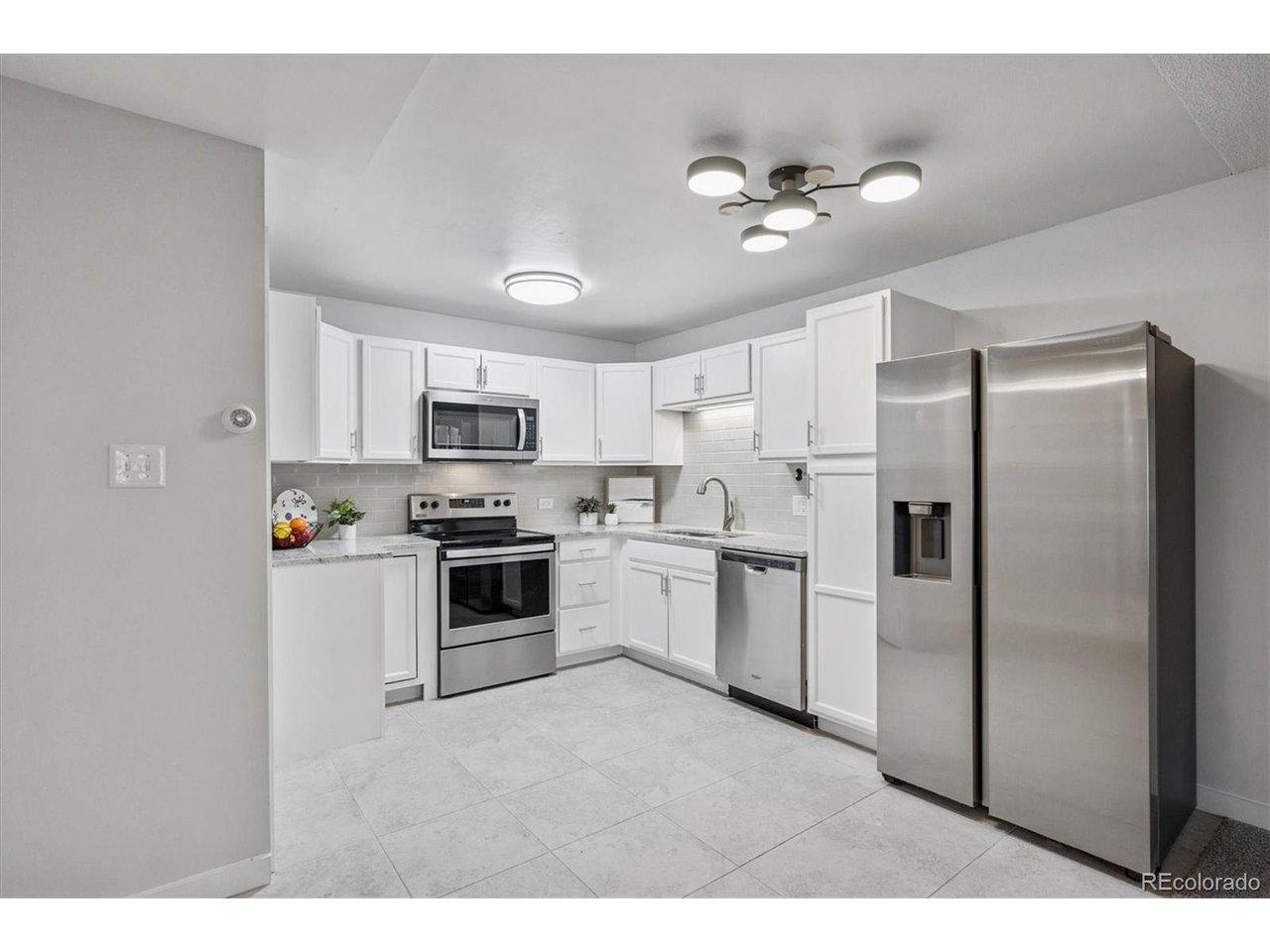 Image 2: Kitchen- Stainless Appliances Included! Image 2: Kitchen- Stainless Appliances Included!