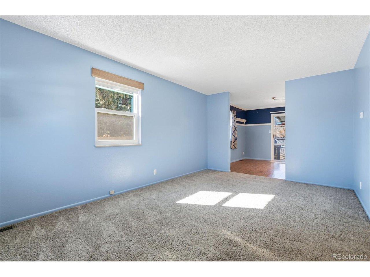 Image 4: A cozy yet large livingroom