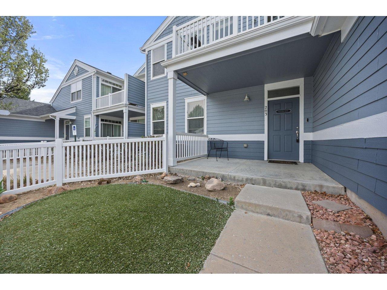 Image 4: Low maintenance, fenced yard with astroturf.