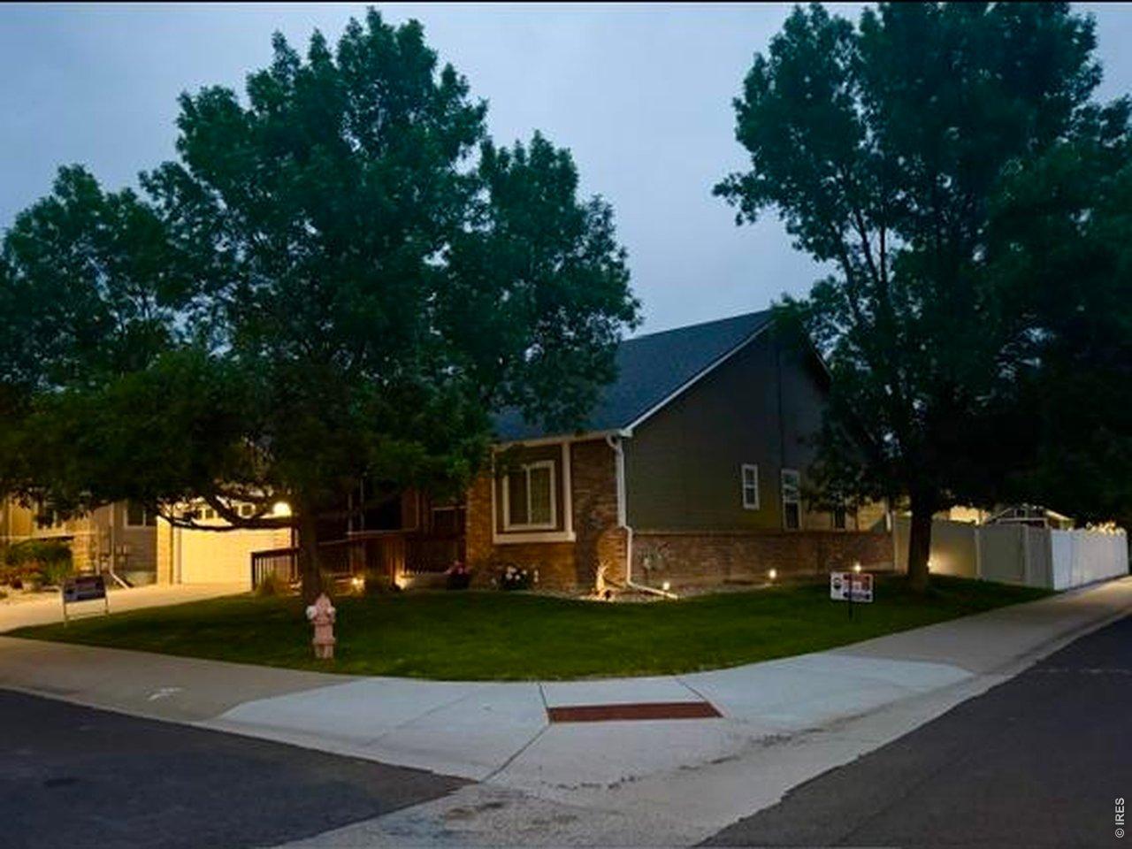 Image 4: Side yard with gate Image 4: Side yard with gate