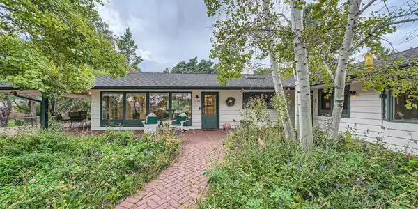 4901 Lakeshore