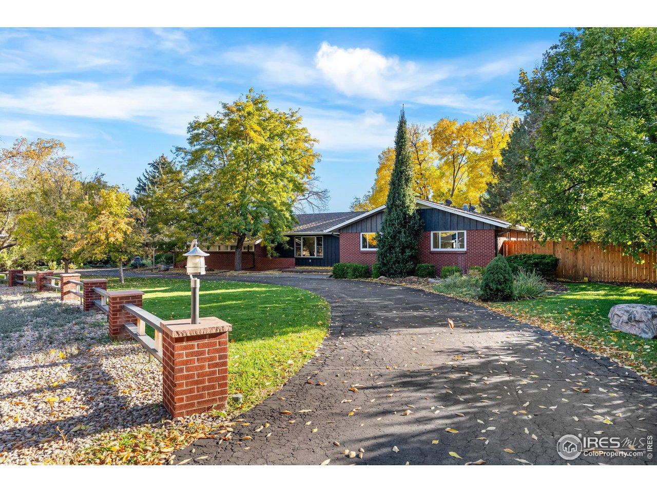 Image 2: Nestled in the sought-after Lochmoor neighborhood!