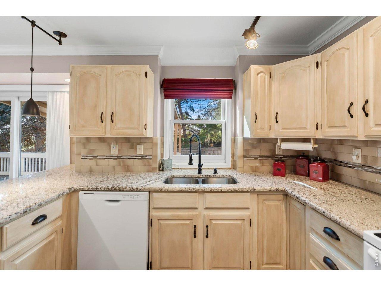 Image 4: bright open kitchen