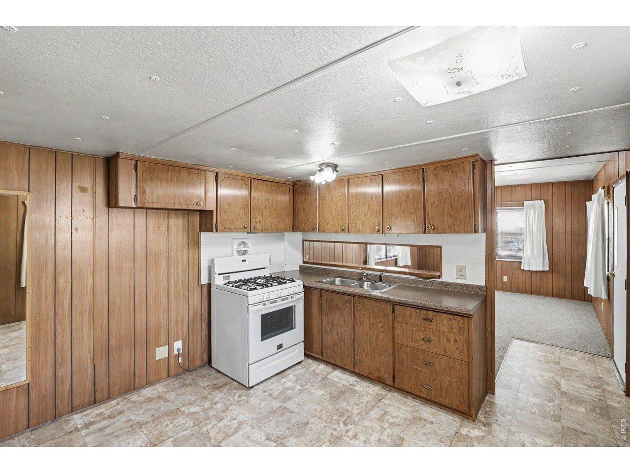 Image 4: Kitchen with Pass-Through to Living Room Image 4: Kitchen with Pass-Through to Living Room