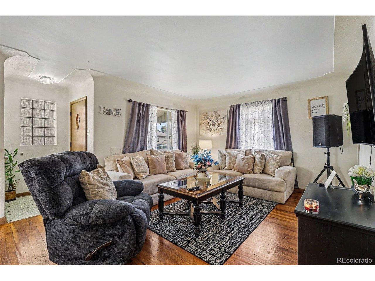 Image 4: Main Floor Family Room