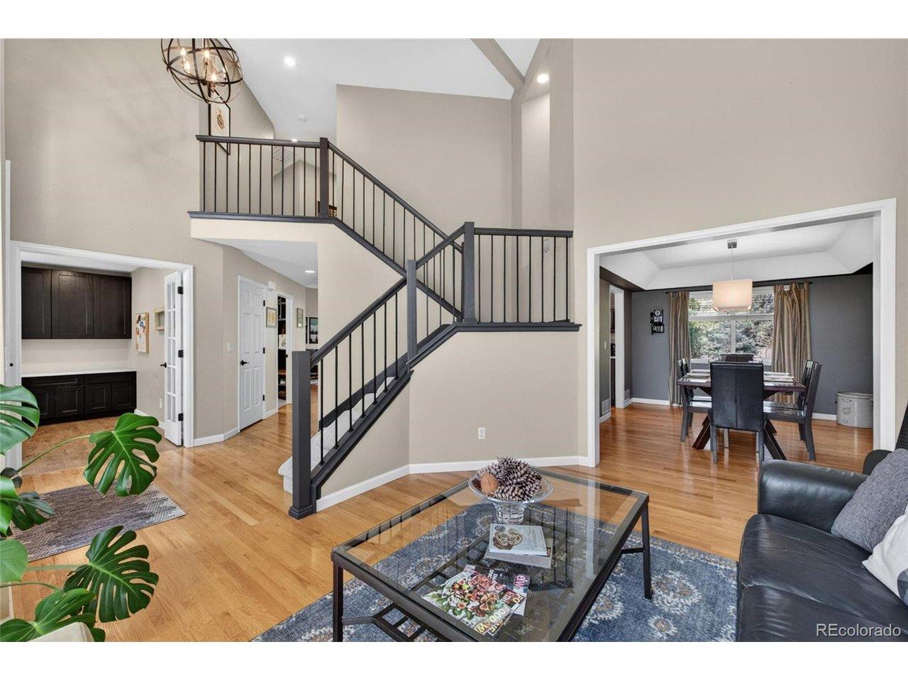 Image 4: Living room / dining room
