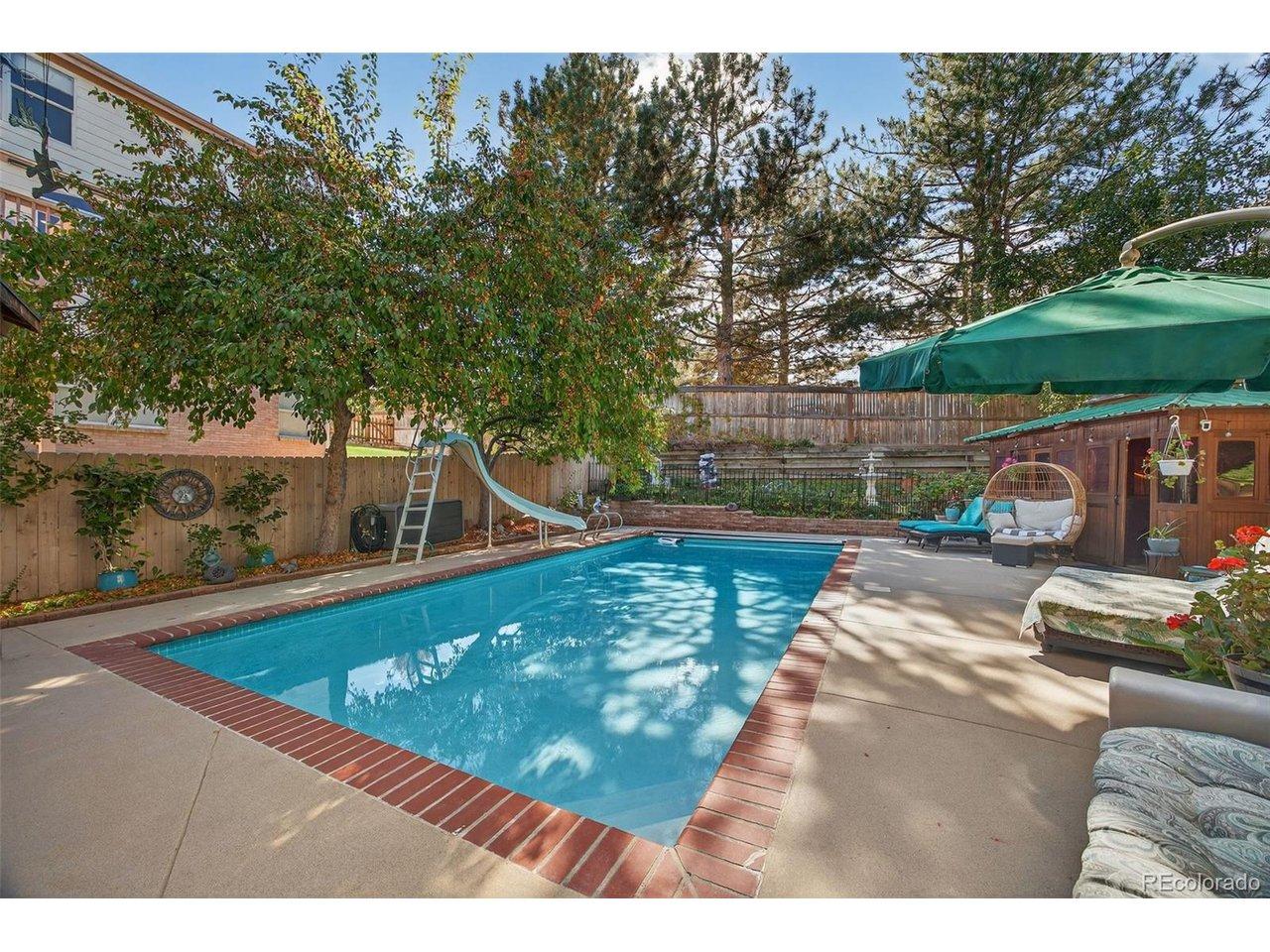 Image 3: Gorgeous Backyard