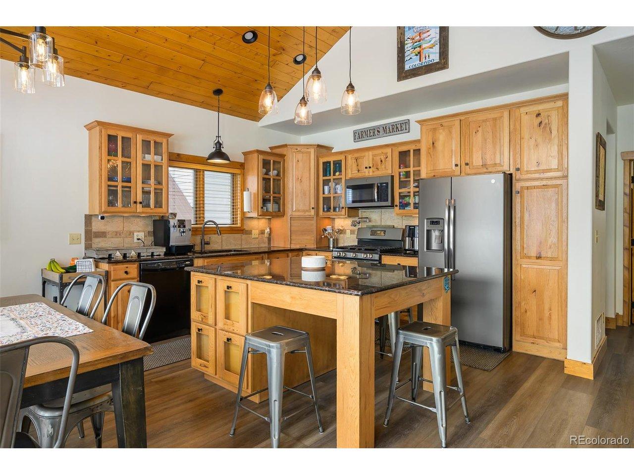 Image 3: gourmet kitchen with large island