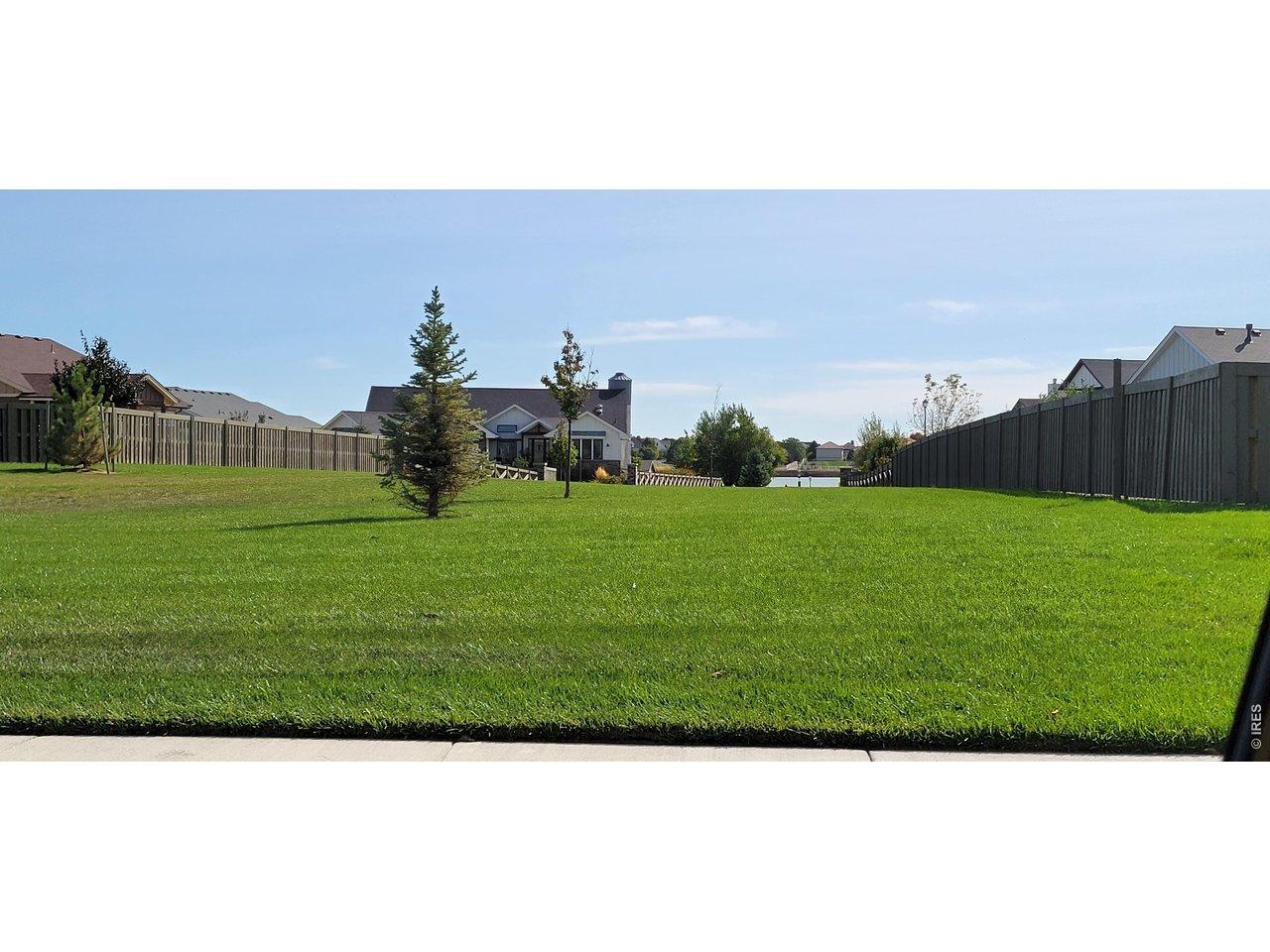Image 3: Green space with lakeview Image 3: Green space with lakeview