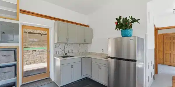 Image 4: Kitchen
