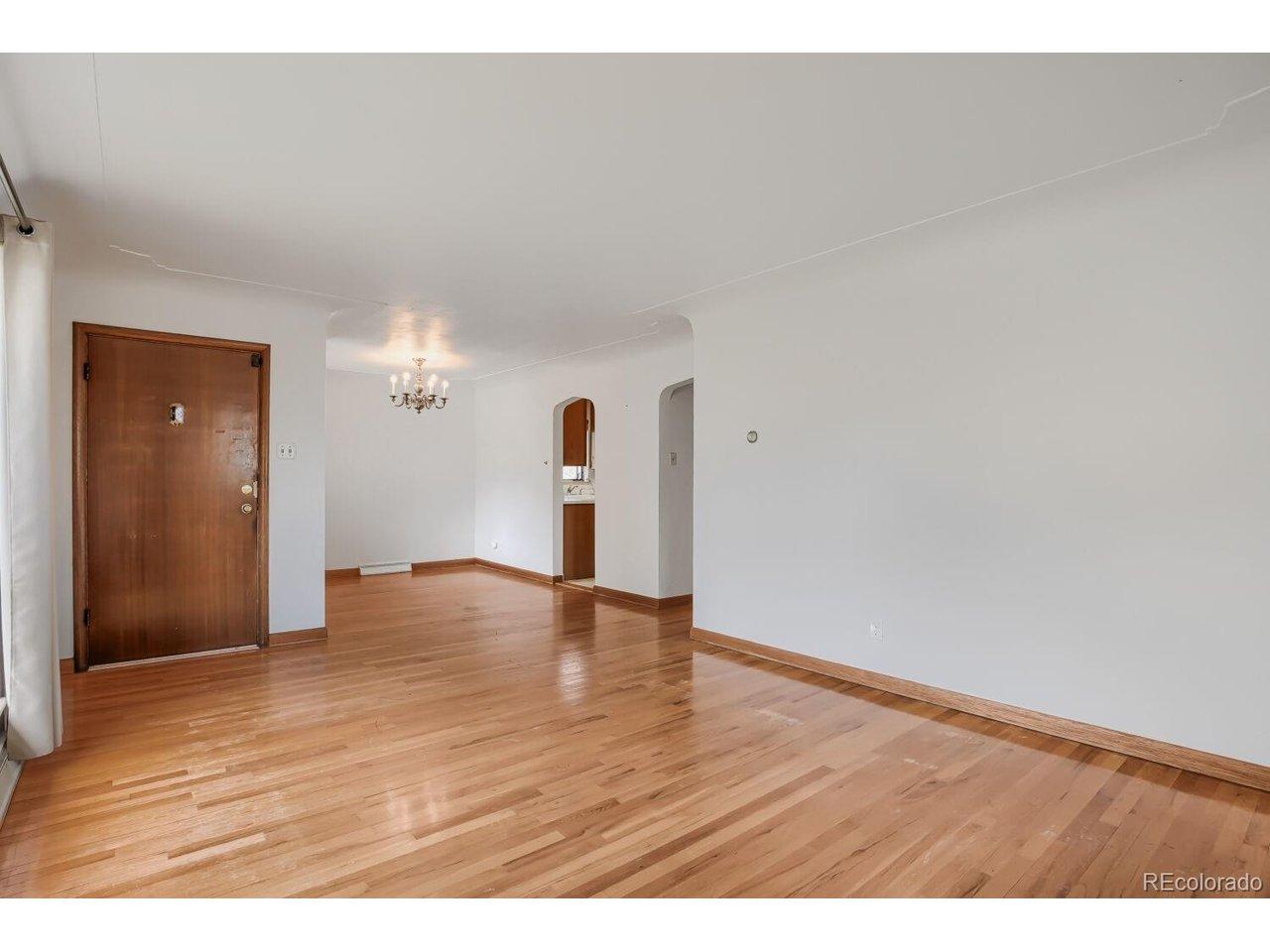 Image 4: Living Room/Dining Room