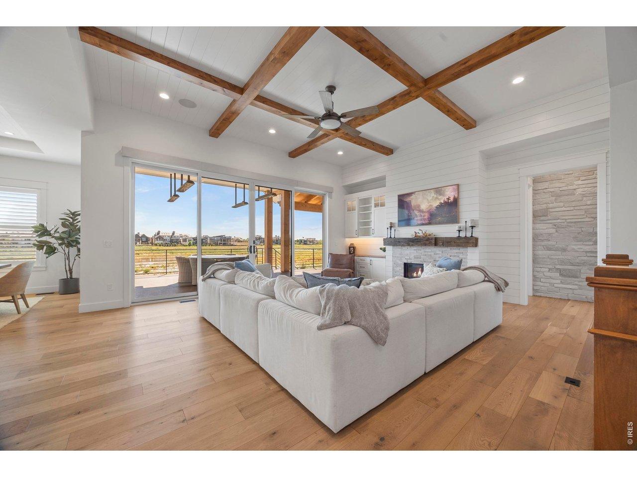 Image 2: Open and light living room Image 2: Open and light living room