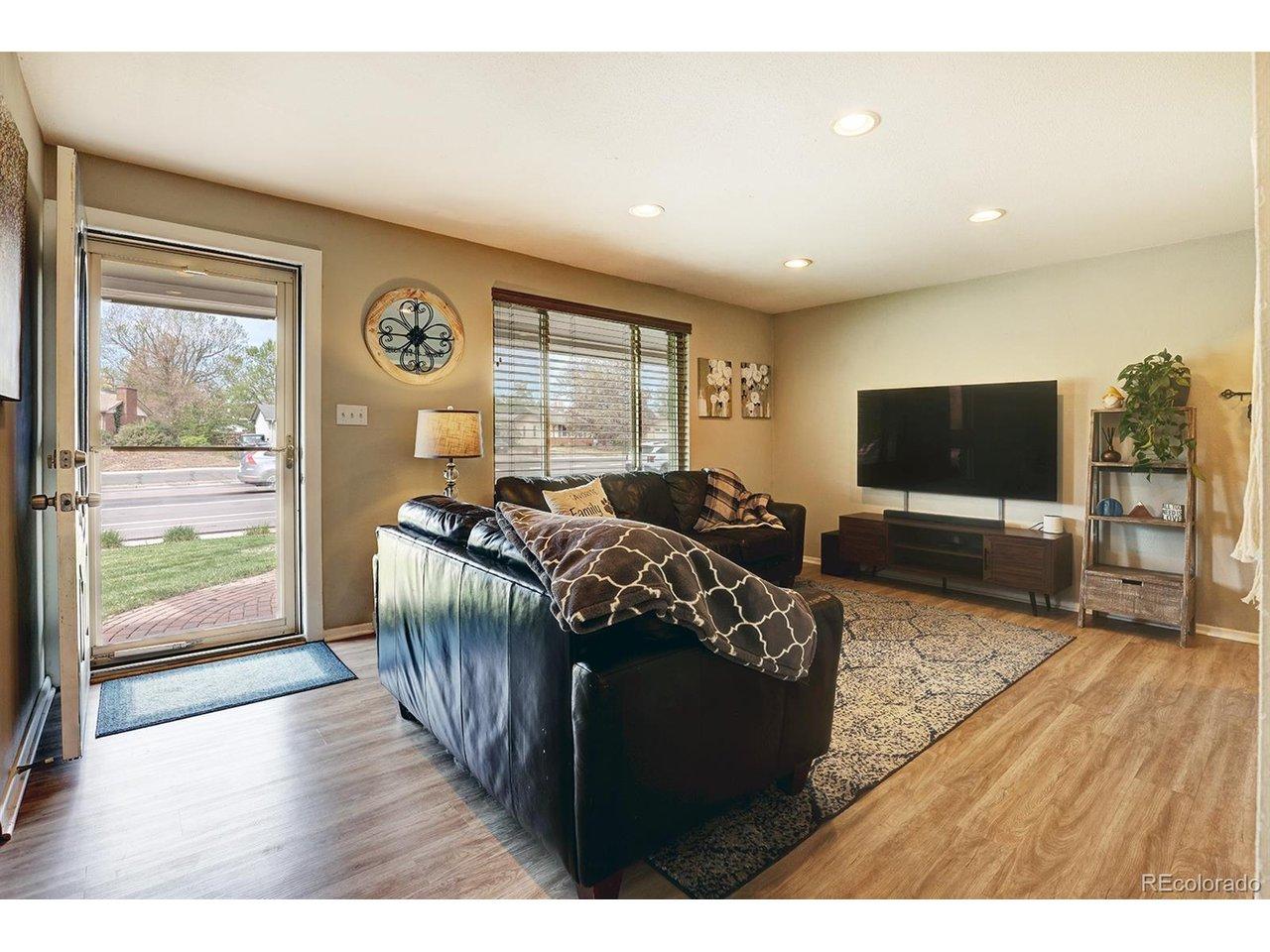 Image 4: Light and airy family room