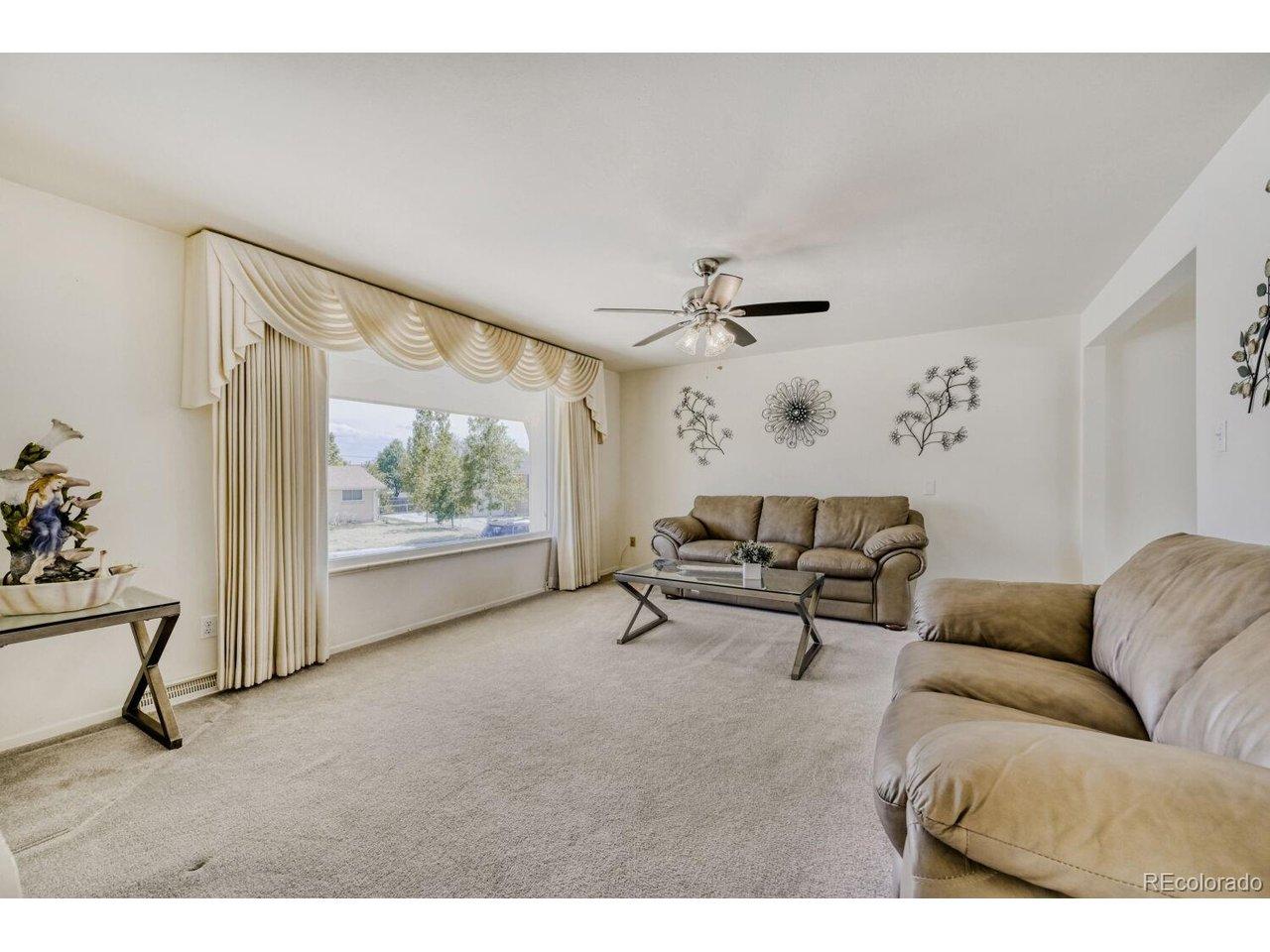 Image 4: Spacious and bright living room Image 4: Spacious and bright living room