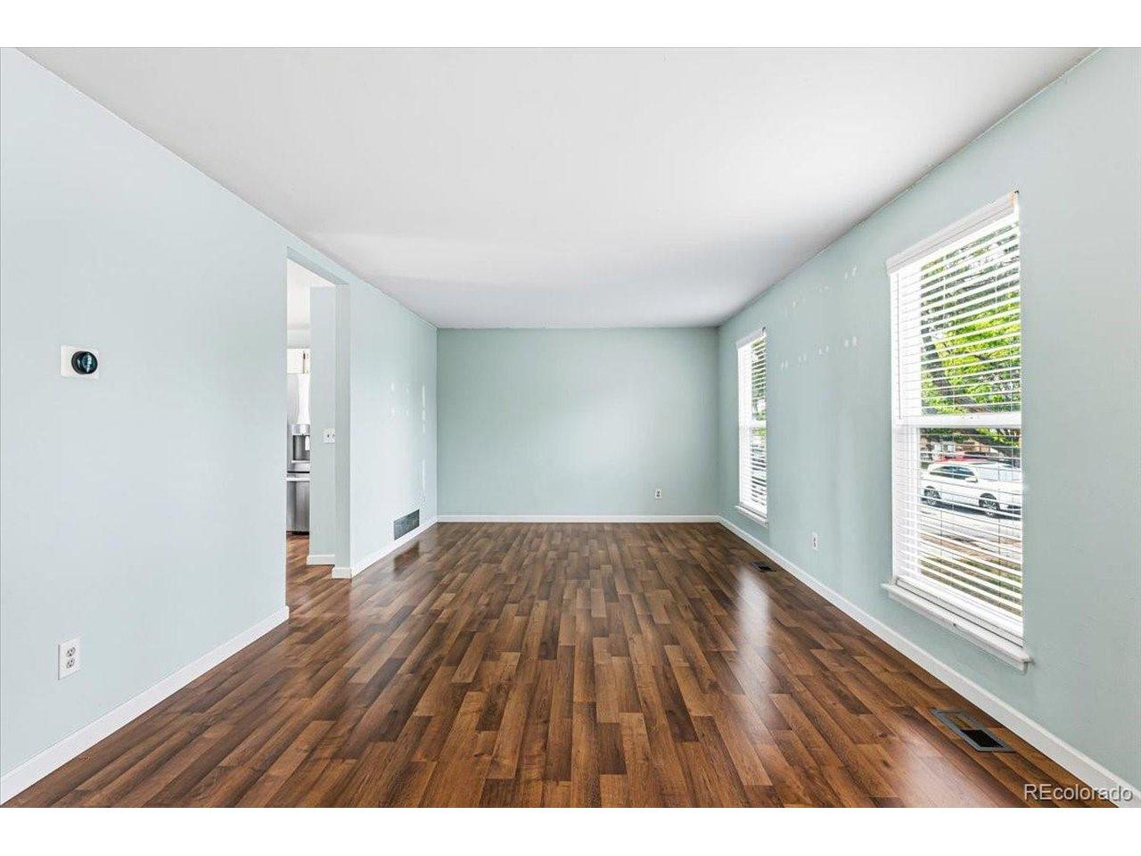 Image 4: Living Room