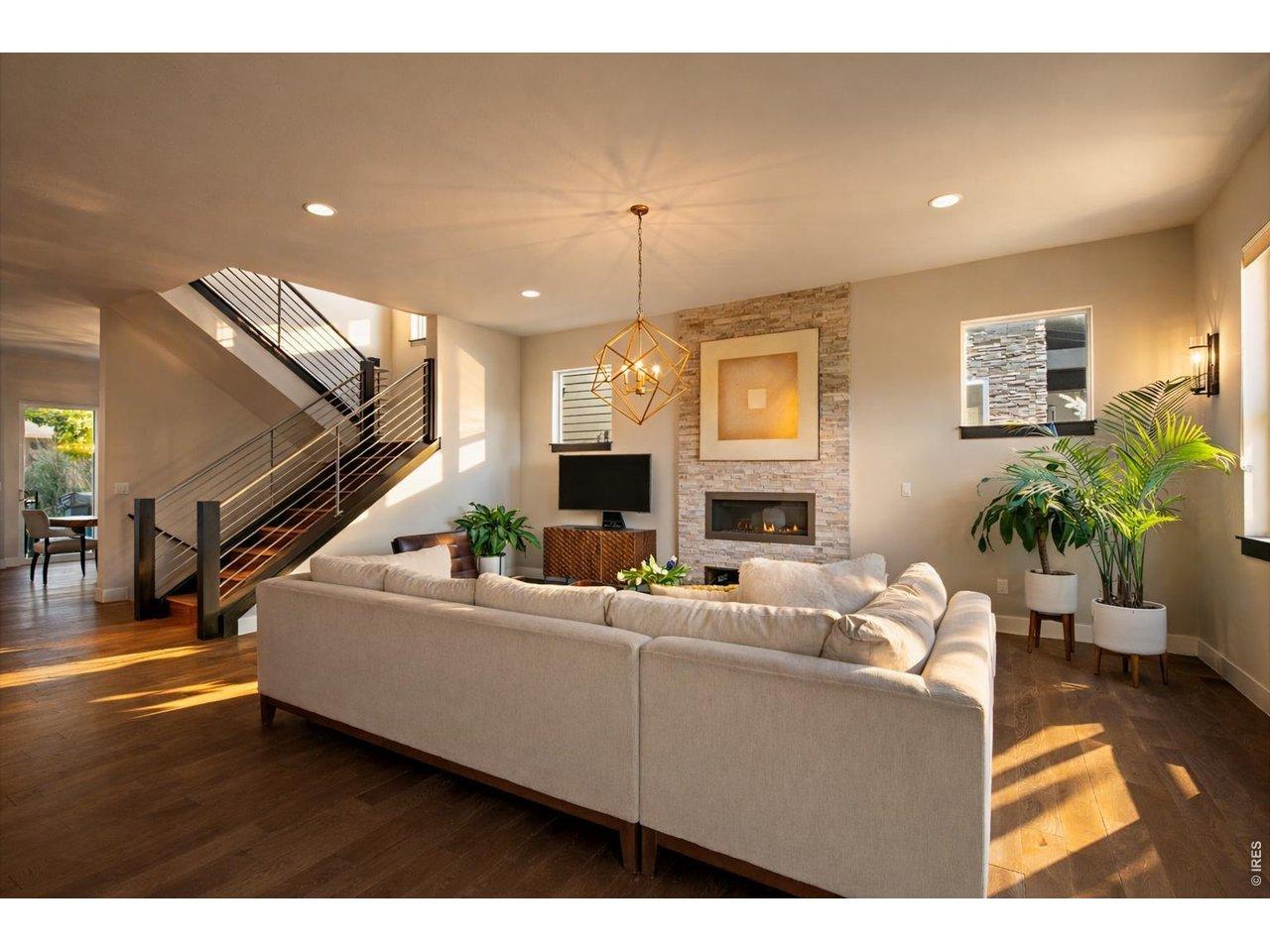 Image 3: 10' Ceilings / Wood Floors Throughout