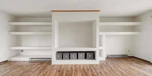 Image 4: Living Room w/ Built-Ins Image 4: Living Room w/ Built-Ins